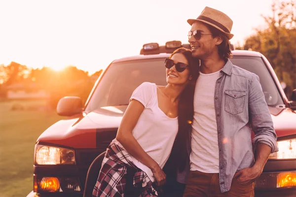 Casal inclinado em sua pick-up caminhão — Fotografia de Stock