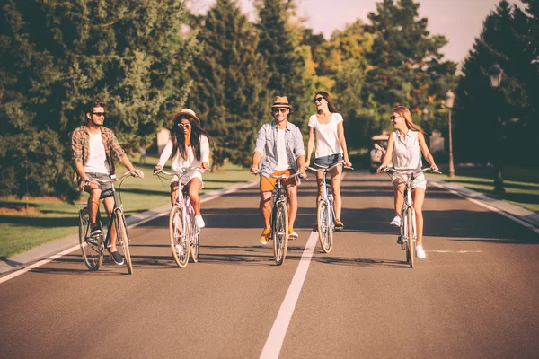 Молодые люди катаются на велосипедах — стоковое фото