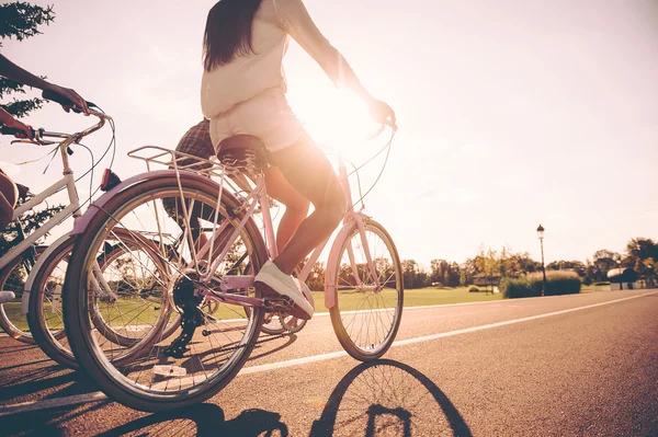 Jovens a andar de bicicleta — Fotografia de Stock