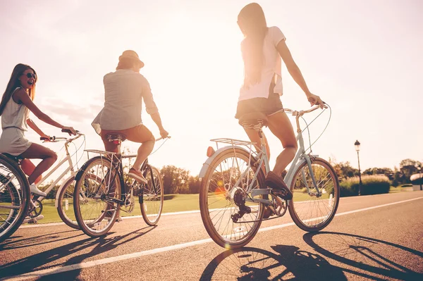 Jeunes à bicyclette — Photo