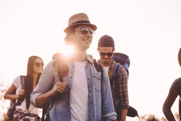 Personas con mochilas caminando juntas — Foto de Stock