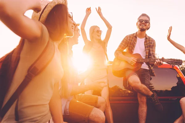 Menschen tanzen und spielen Gitarre — Stockfoto