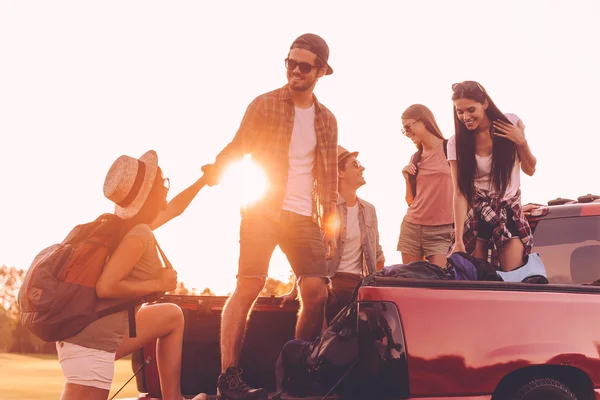 Menschen bereiten sich auf Roadtrip vor — Stockfoto