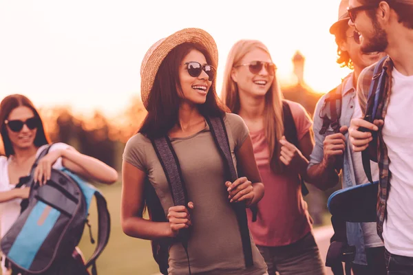 Pessoas com mochilas andando juntas — Fotografia de Stock