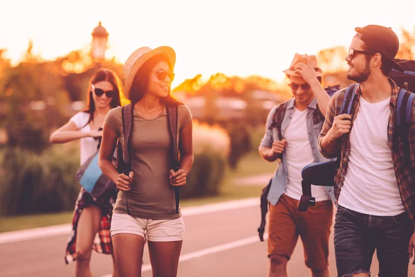 Pessoas com mochilas andando juntas — Fotografia de Stock