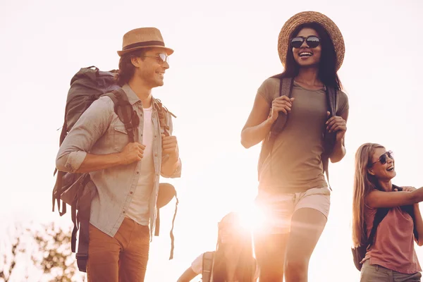 Jovens com mochilas caminhando — Fotografia de Stock