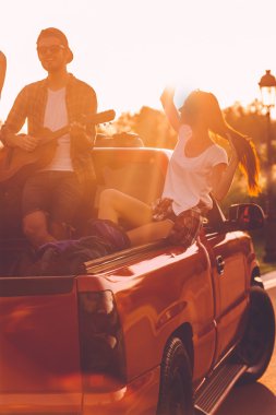 Yolculuğun tadını çıkaran çift 