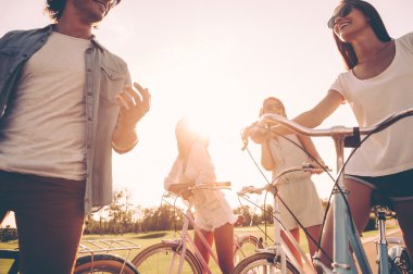 neşeli gençler konuşuyor