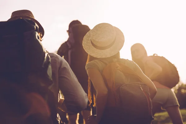 Jóvenes con mochilas — Foto de Stock