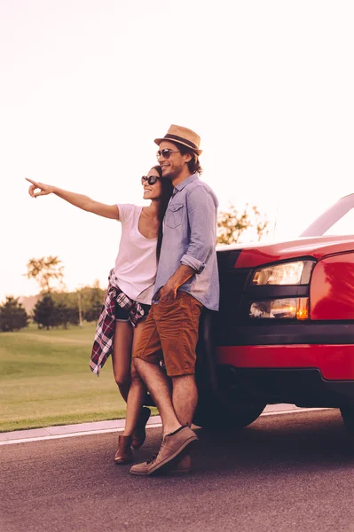 Casal inclinado em sua pick-up caminhão — Fotografia de Stock