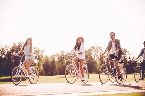 Jovens a andar de bicicleta — Fotografia de Stock