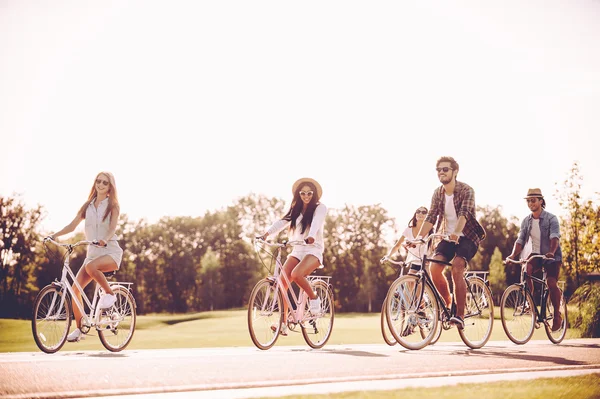 Jongeren op de fiets — Stockfoto