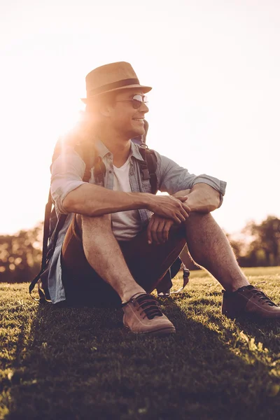 Homem carregando mochila e sorrindo — Fotografia de Stock