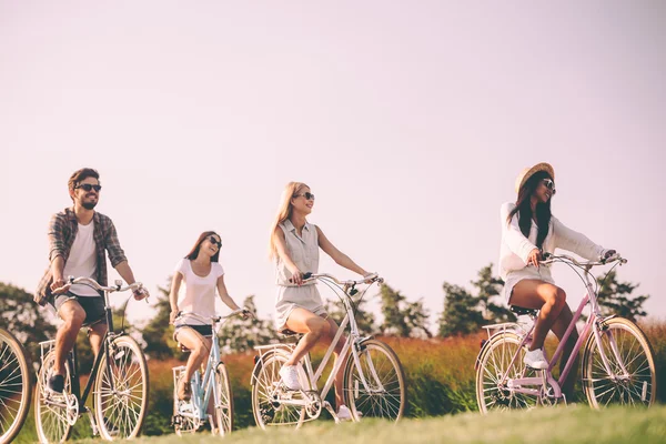 Jovens a andar de bicicleta — Fotografia de Stock