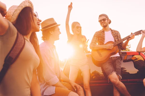 Mensen dansen en spelen gitaar — Stockfoto