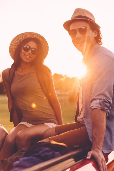 Pareja joven disfrutando de viaje por carretera —  Fotos de Stock