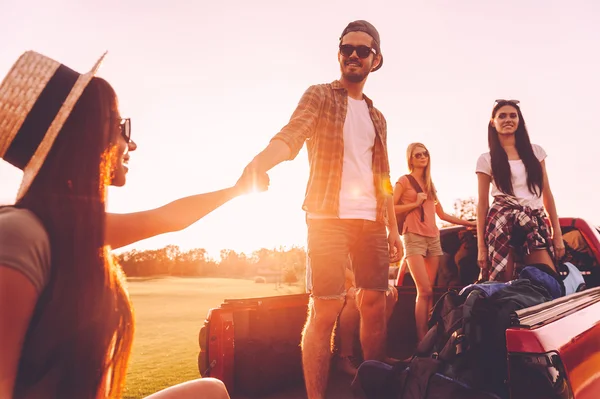 Menschen bereiten sich auf Roadtrip vor — Stockfoto