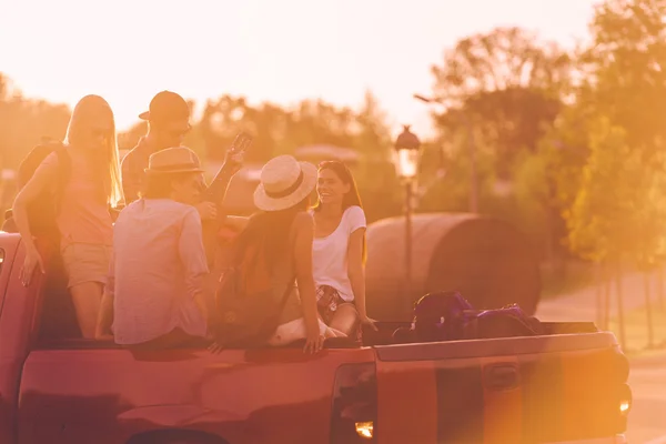 Menschen genießen ihren Roadtrip — Stockfoto