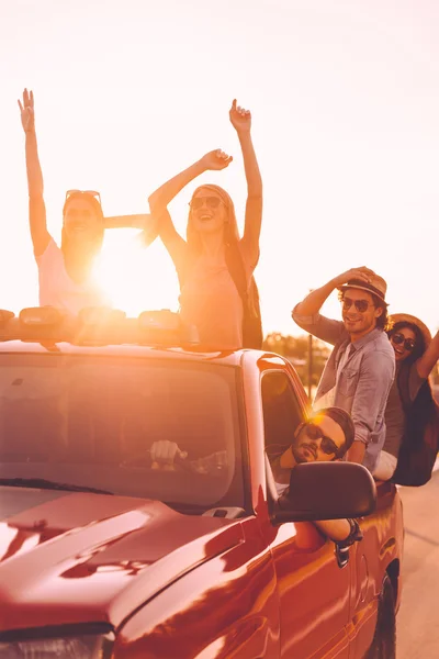 Personas disfrutando de su viaje por carretera — Foto de Stock