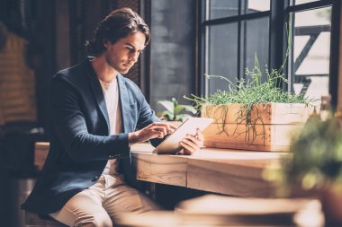 Dijital tablet üzerinde çalışan adam 