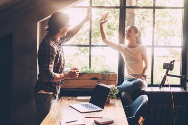 erkek ve kadın yüksek beş veren 