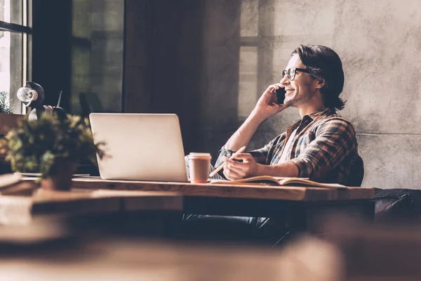 Man  talking on the mobile phone — Stock Photo, Image