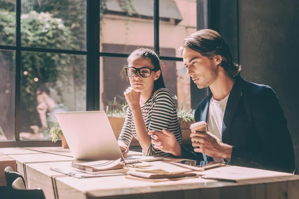 Man and woman looking at laptop — Stock Photo, Image