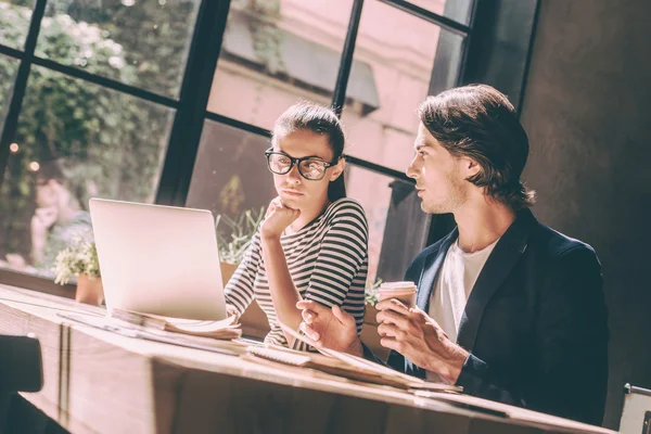 Man and woman working together — Stock Photo, Image