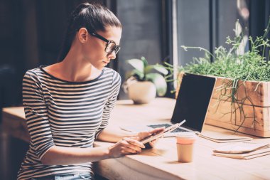 genç bir kadın tutarak dijital tablet