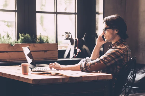 Man in casual wear looking at laptop — Stock Photo, Image