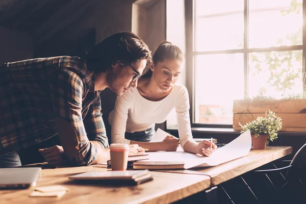 Homme et femme regardant le plan — Photo