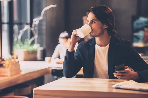 Mannen som håller i smarttelefonen — Stockfoto