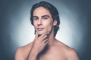  gömleksiz yakışıklı genç 