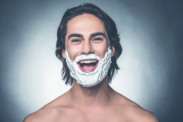 Uomo senza maglietta con crema da barba — Foto Stock