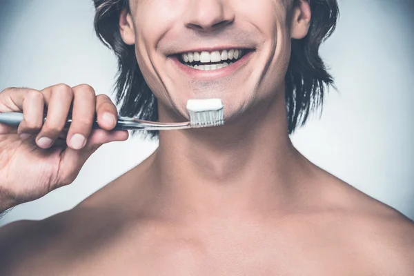 Uomo lavarsi i denti e sorridere — Foto Stock