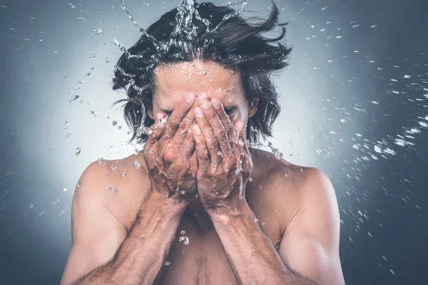 Hombre sin camisa lavando la cara — Foto de Stock