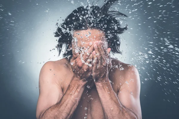 Uomo lavaggio viso con spruzzi d'acqua — Foto Stock