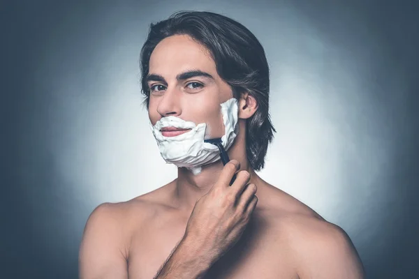 Shirtless man shaving — Stock Photo, Image