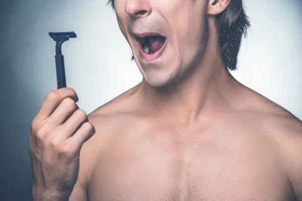 Homem sem camisa segurando navalha — Fotografia de Stock