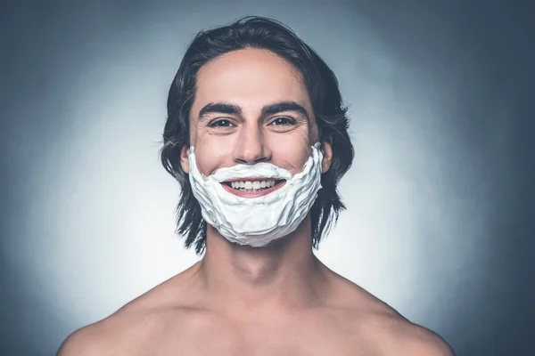 Hombre sin camisa con crema de afeitar — Foto de Stock