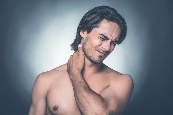 Muž vyjádření negativity při dotyku krku — Stock fotografie