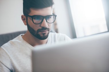 yakışıklı adam laptop ile çalışma