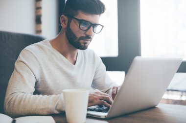 yakışıklı adam laptop ile çalışma