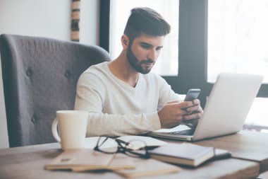 yakışıklı adam tarama cep telefonu