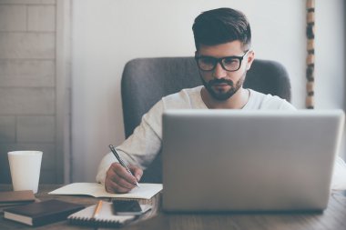genç adam notlar günlüğüne yazma