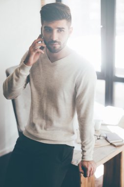 cep telefonunuzda konuşan yakışıklı adam