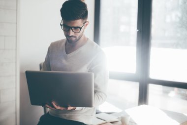 yakışıklı adam gözlük