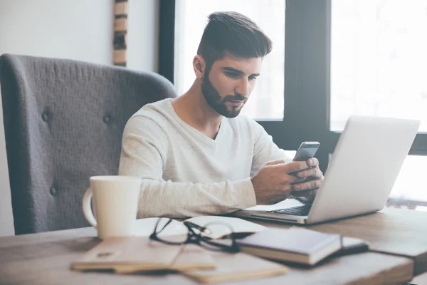 Pohledný muž procházení mobilní telefon — Stock fotografie