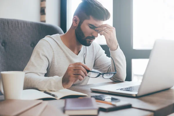 Müder Geschäftsmann massiert seine Nase — Stockfoto