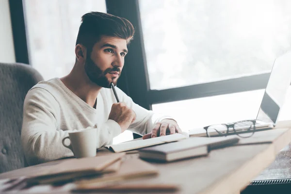 Hombre pensativo con pluma y diario — Foto de Stock